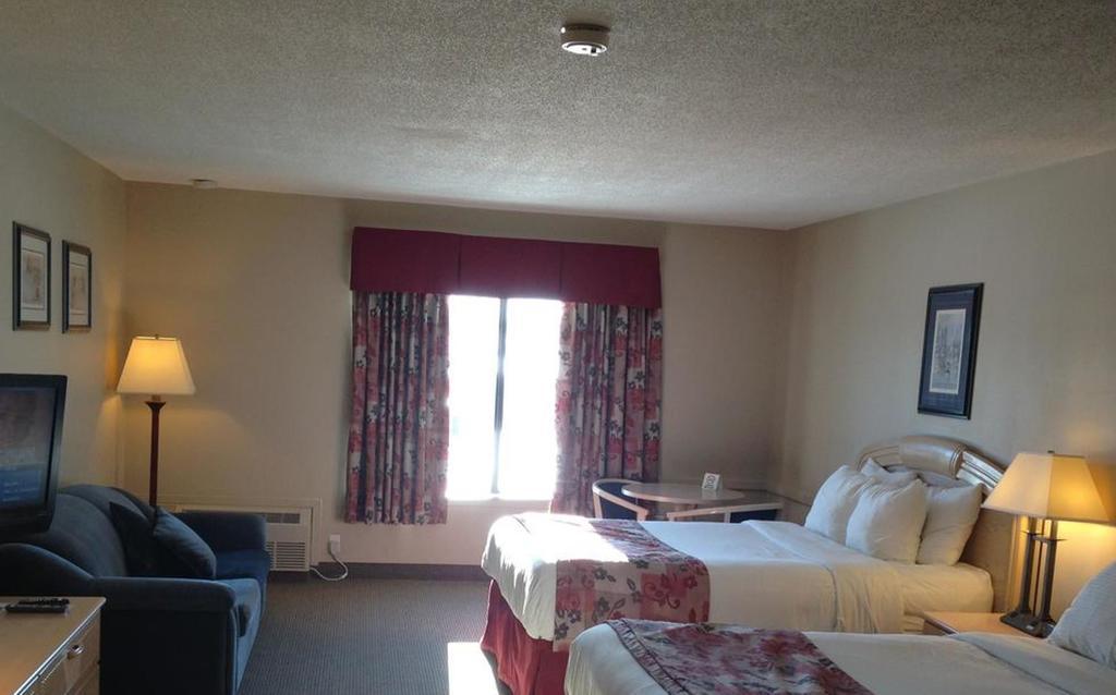 Petawawa River Inn & Suites Экстерьер фото