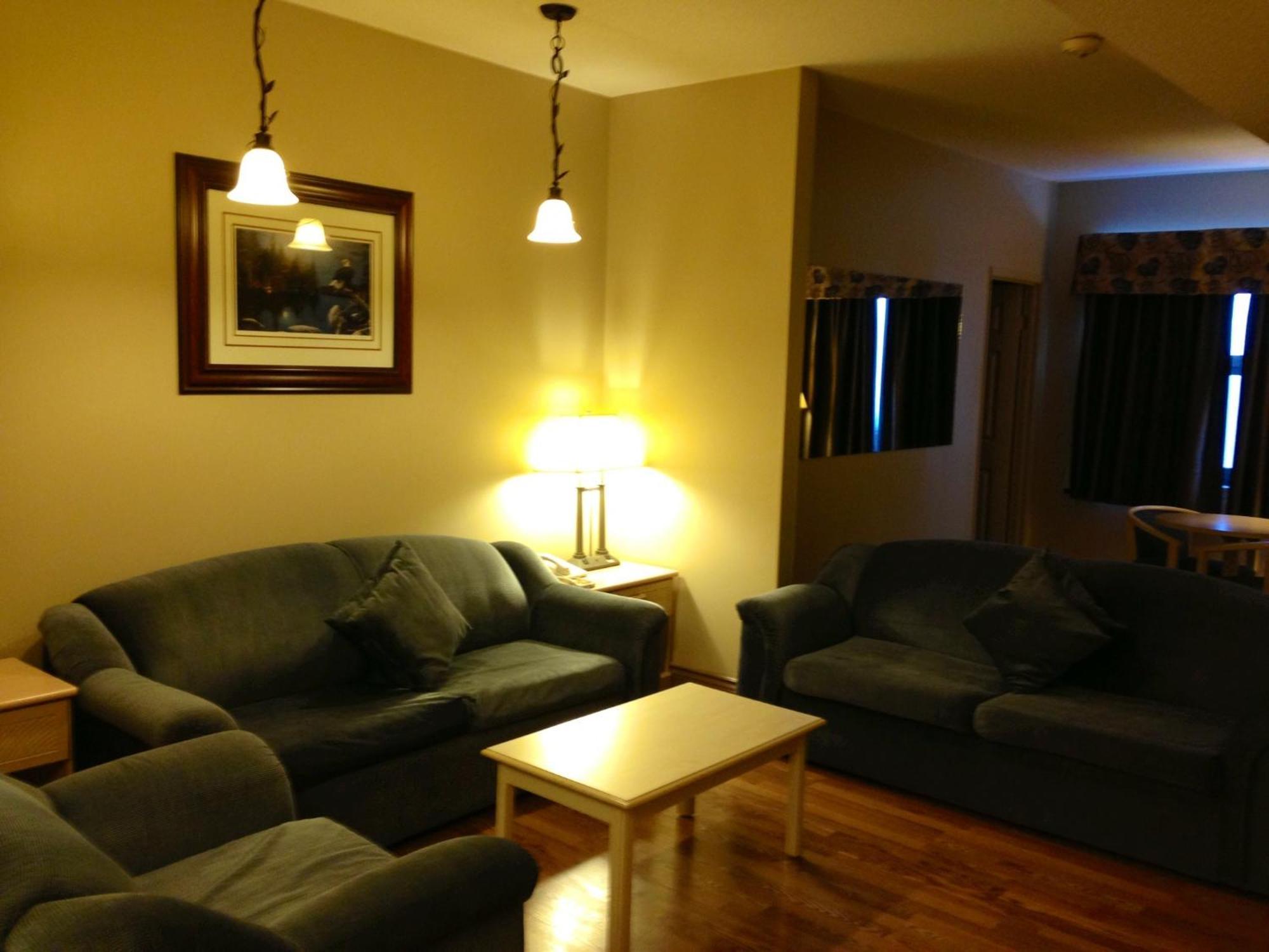 Petawawa River Inn & Suites Экстерьер фото