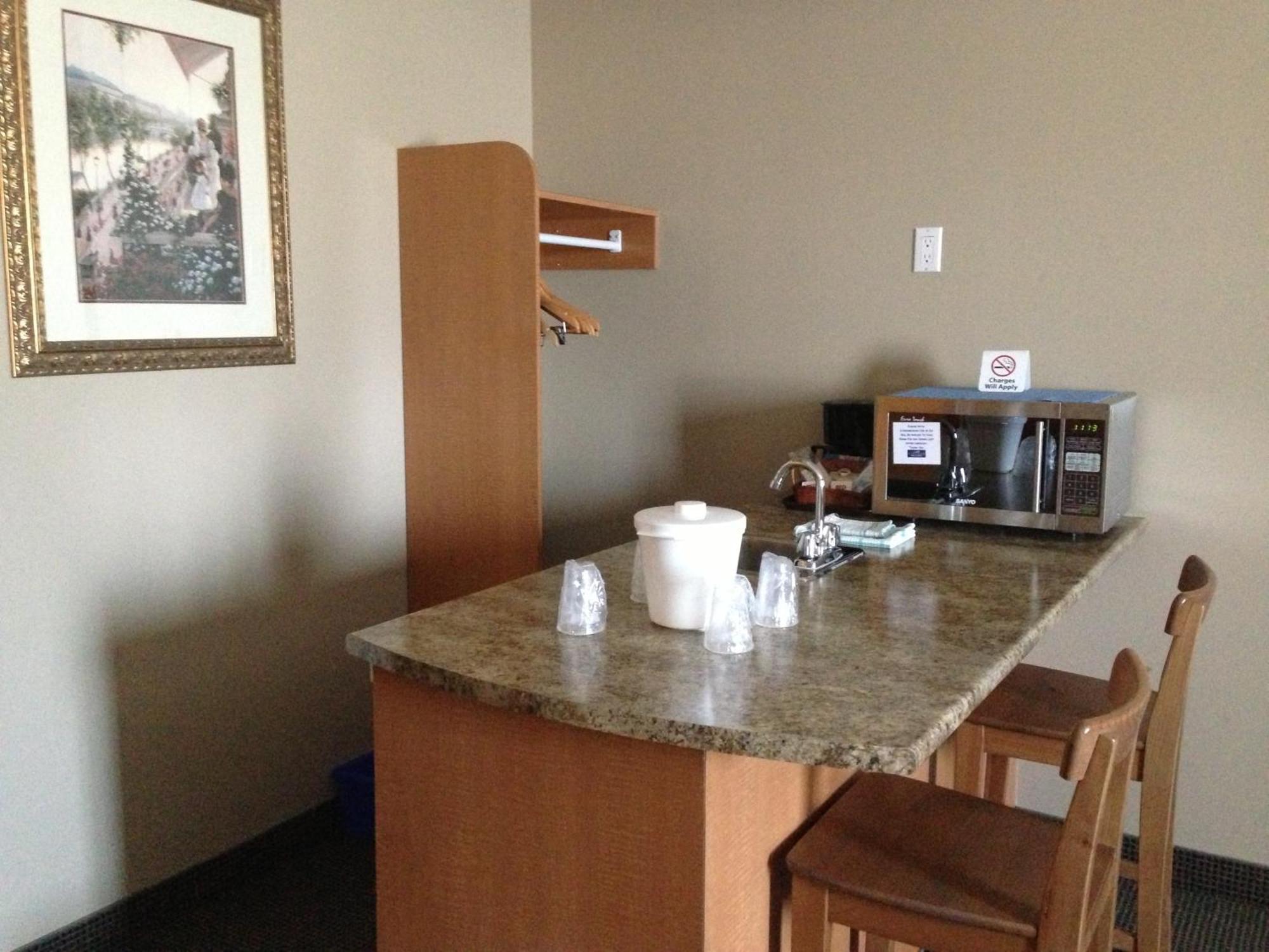Petawawa River Inn & Suites Экстерьер фото
